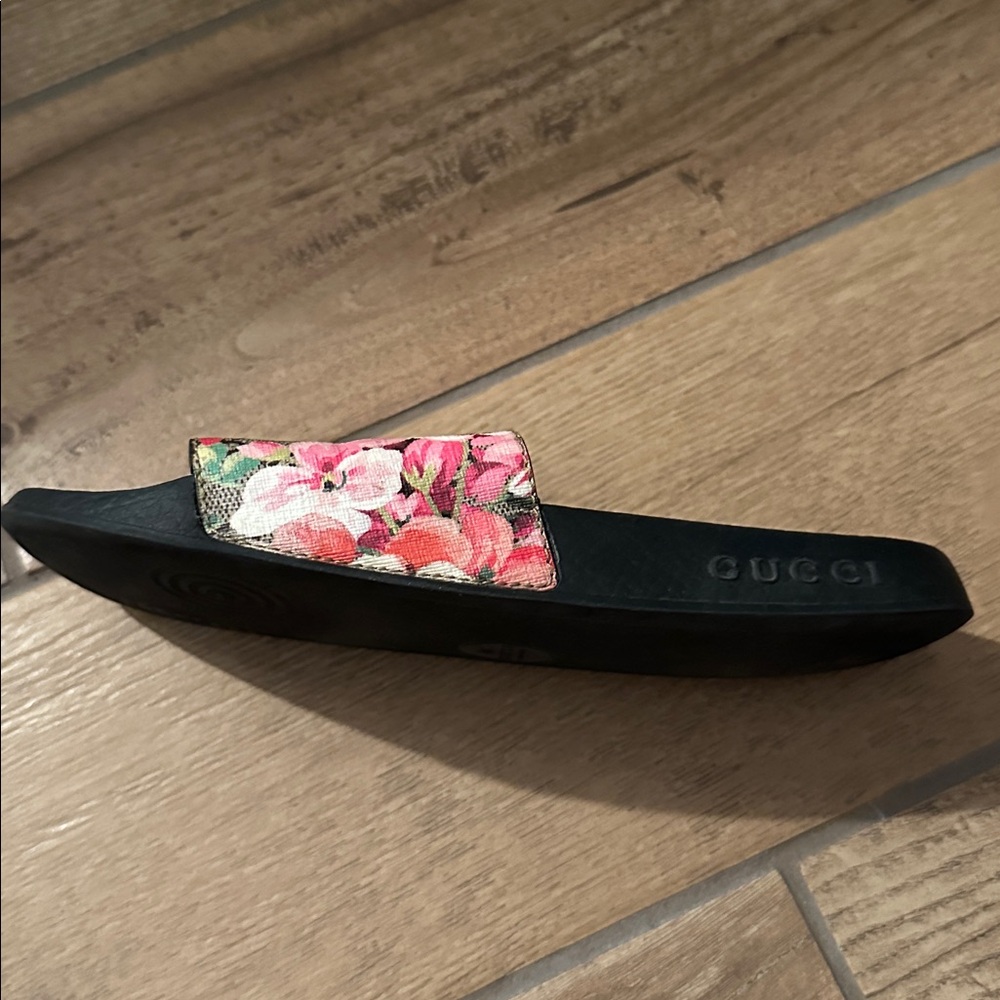 Gucci Black and Floral Sandals - Picture 3 of 4